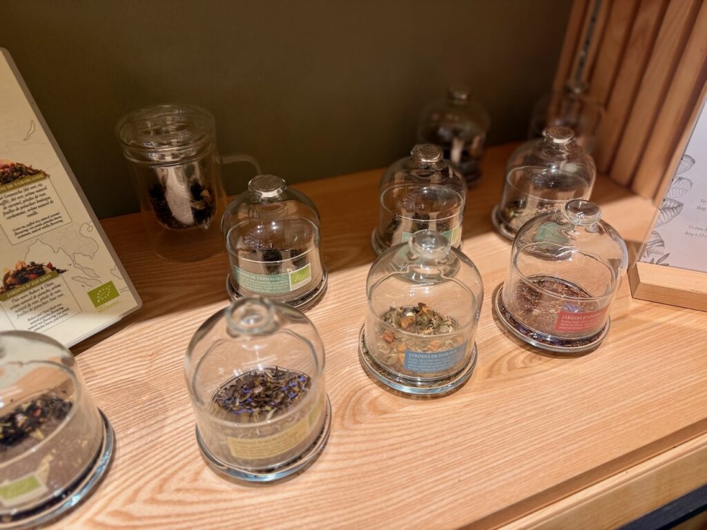 La Maison de la Pistache est une épicerie fine dédiée à la pistache à Aix-en-Provence. On y retrouve le fruit à coque sous toutes ses formes. (thés et infusions)