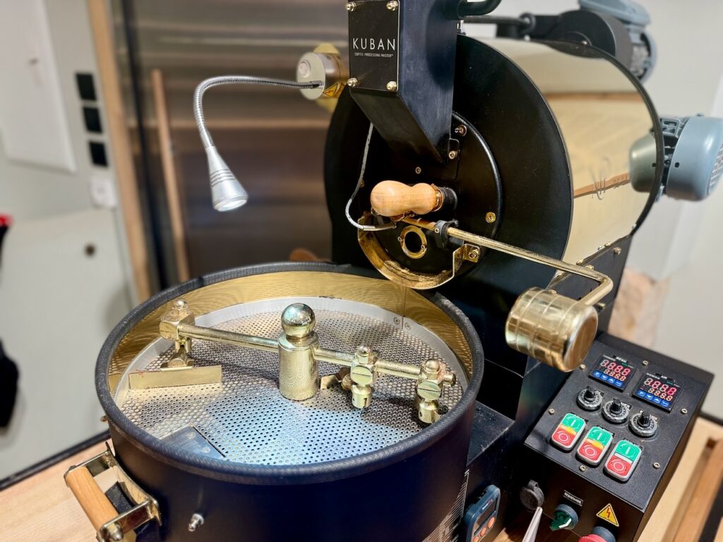 La Maison de la Pistache est une épicerie fine dédiée à la pistache à Aix-en-Provence. On y retrouve le fruit à coque sous toutes ses formes. (torréfacteur close up)