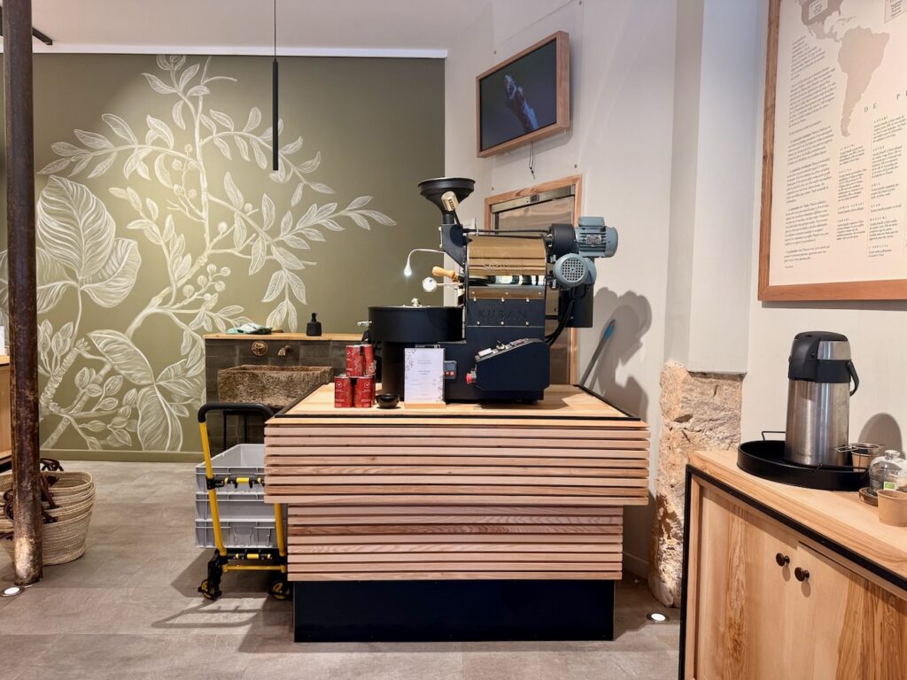 La Maison de la Pistache est une épicerie fine dédiée à la pistache à Aix-en-Provence. On y retrouve le fruit à coque sous toutes ses formes. (torréfacteur)