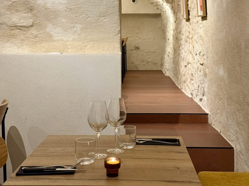 Sarriette est un restaurant bistronomique situé à deux pas du campus arts et métiers à Aix-en-Provence (table)