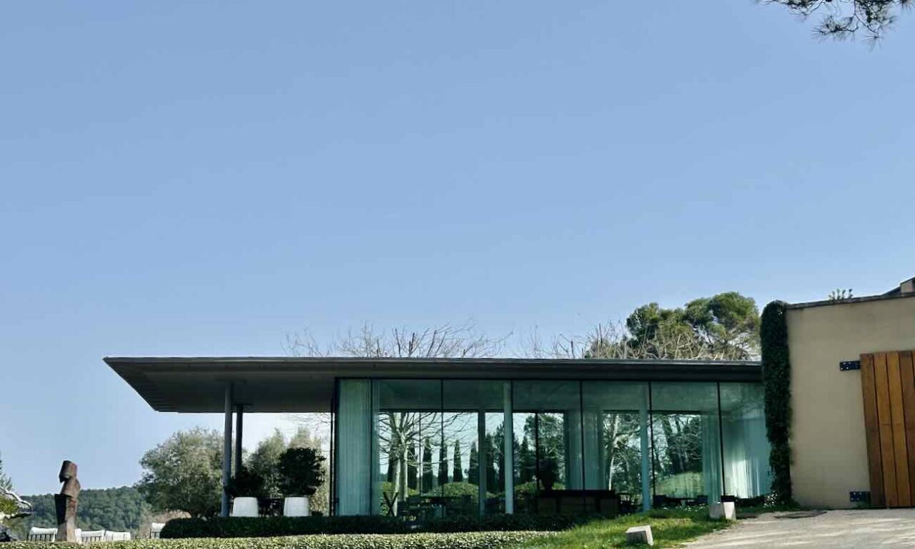 Louison est le restaurant de la Villa La Coste sur le domaine du même nom. Il propose la cuisine gastronomique raffinée du Chef Florent Pietravalle, inspirée par le terroir local, l'art et les vignes qui l'entourent (extérieur)