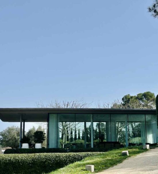 Louison est le restaurant de la Villa La Coste sur le domaine du même nom. Il propose la cuisine gastronomique raffinée du Chef Florent Pietravalle, inspirée par le terroir local, l'art et les vignes qui l'entourent (extérieur)