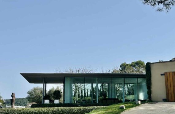 Louison est le restaurant de la Villa La Coste sur le domaine du même nom. Il propose la cuisine gastronomique raffinée du Chef Florent Pietravalle, inspirée par le terroir local, l'art et les vignes qui l'entourent (extérieur)