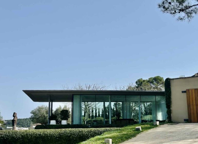 Louison est le restaurant de la Villa La Coste sur le domaine du même nom. Il propose la cuisine gastronomique raffinée du Chef Florent Pietravalle, inspirée par le terroir local, l'art et les vignes qui l'entourent (extérieur)