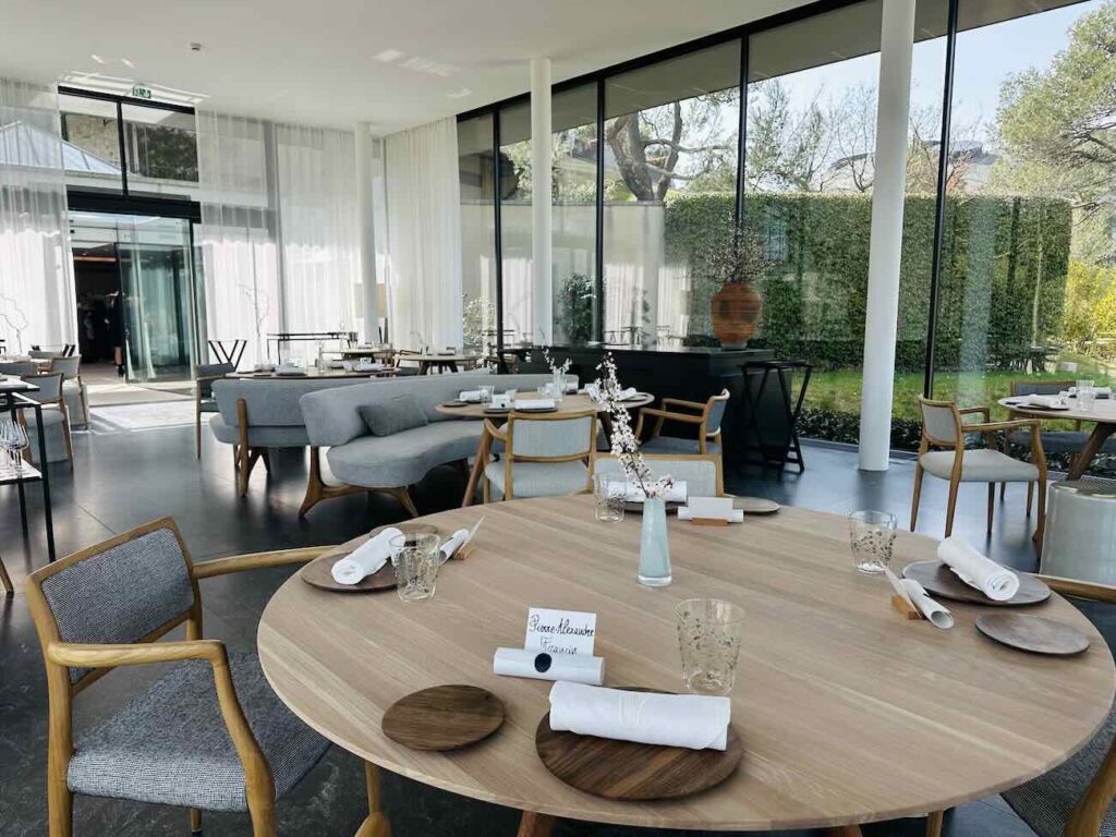 Louison est le restaurant de la Villa La Coste sur le domaine du même nom. Il propose la cuisine gastronomique raffinée du Chef Florent Pietravalle, inspirée par le terroir local, l'art et les vignes qui l'entourent (salle à manger)