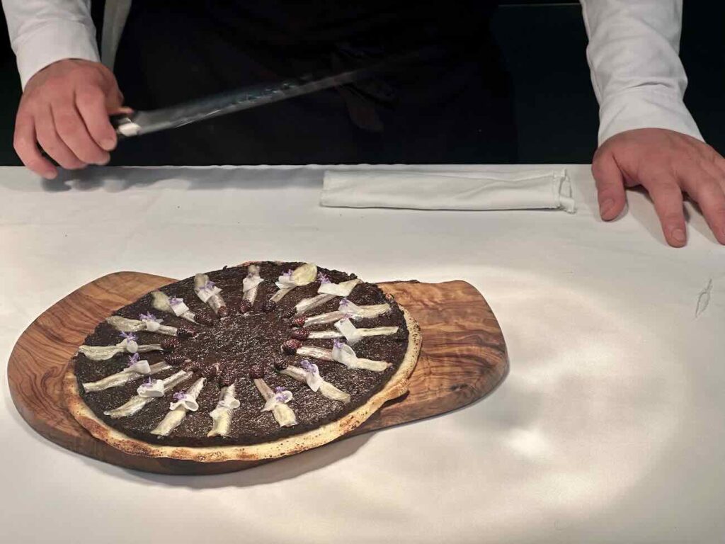 Louison est le restaurant de la Villa La Coste sur le domaine du même nom. Il propose la cuisine gastronomique raffinée du Chef Florent Pietravalle, inspirée par le terroir local, l'art et les vignes qui l'entourent 5pissaladière)