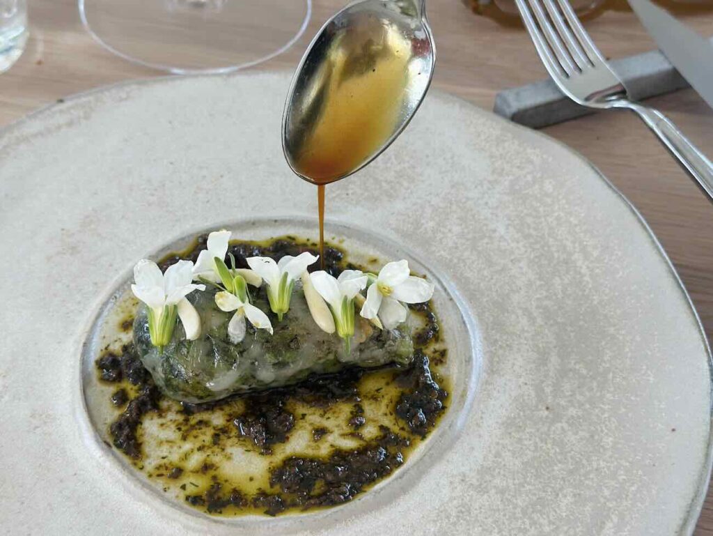 Louison est le restaurant de la Villa La Coste sur le domaine du même nom. Il propose la cuisine gastronomique raffinée du Chef Florent Pietravalle, inspirée par le terroir local, l'art et les vignes qui l'entourent (agneau)