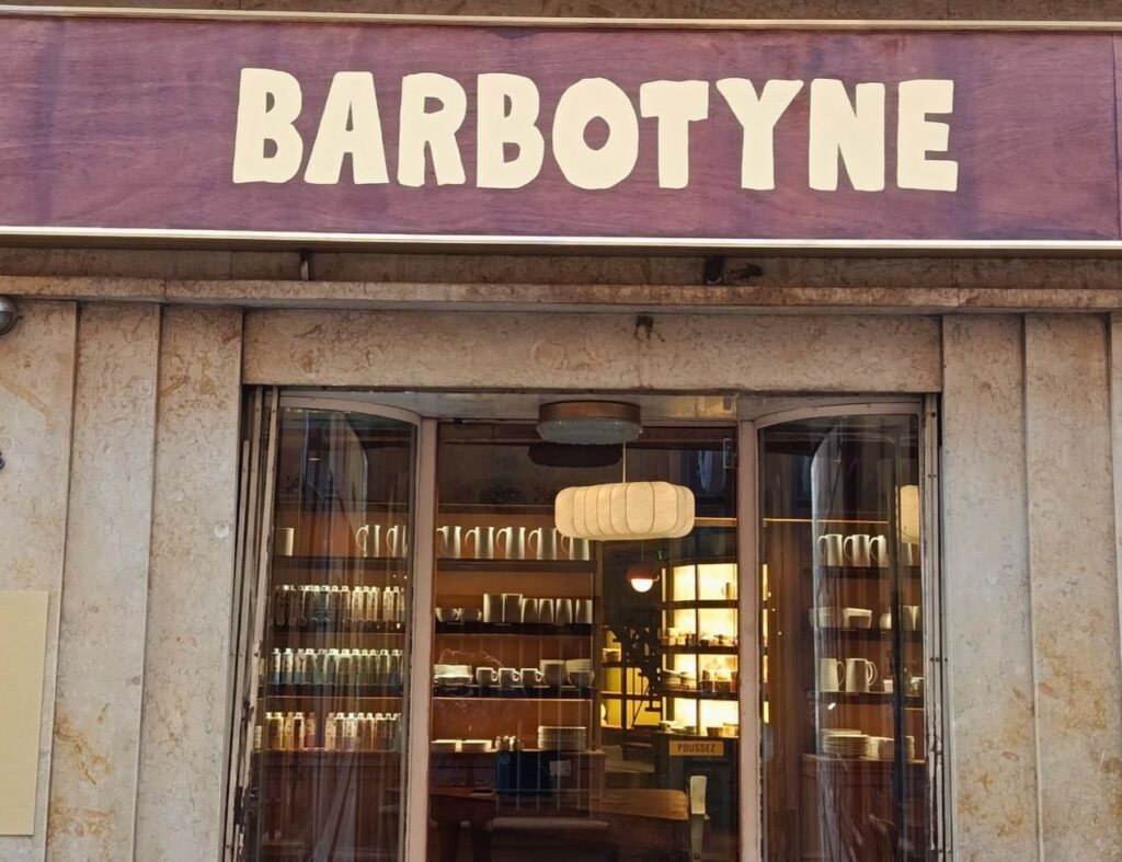 À Aix, Barbotyne réinvente la pause créative : c'est un café-céramique où l’on peint, boisson chaude à la main, dans une ambiance toute douce. Un coffee-atelier pour ralentir et créer (devanture)