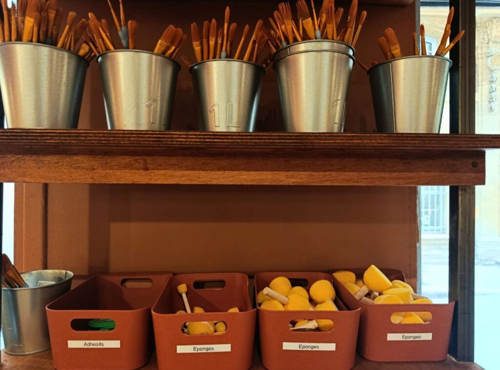 À Aix, Barbotyne réinvente la pause créative : c'est un café-céramique où l’on peint, boisson chaude à la main, dans une ambiance toute douce. Un coffee-atelier pour ralentir et créer (matériel)
