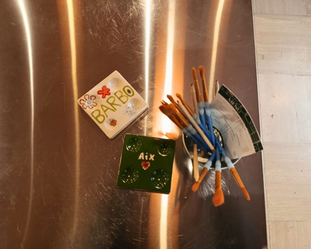 À Aix, Barbotyne réinvente la pause créative : c'est un café-céramique où l’on peint, boisson chaude à la main, dans une ambiance toute douce. Un coffee-atelier pour ralentir et créer (table)