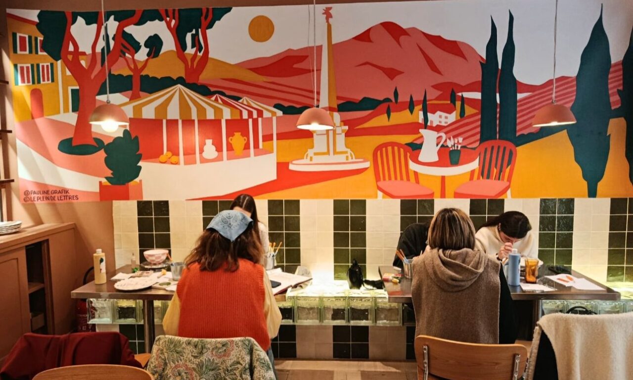 À Aix, Barbotyne réinvente la pause créative : c'est un café-céramique où l’on peint, boisson chaude à la main, dans une ambiance toute douce. Un coffee-atelier pour ralentir et créer(fresque)