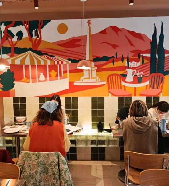 À Aix, Barbotyne réinvente la pause créative : c'est un café-céramique où l’on peint, boisson chaude à la main, dans une ambiance toute douce. Un coffee-atelier pour ralentir et créer(fresque)