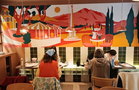 À Aix, Barbotyne réinvente la pause créative : c'est un café-céramique où l’on peint, boisson chaude à la main, dans une ambiance toute douce. Un coffee-atelier pour ralentir et créer(fresque)