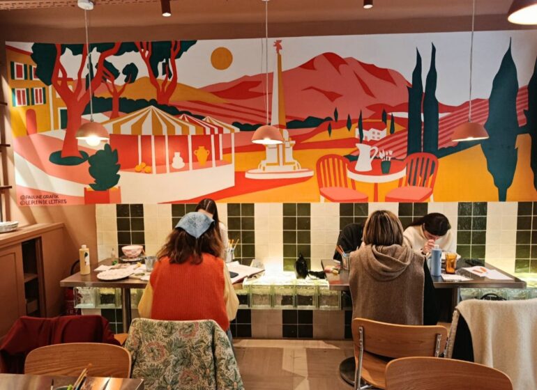À Aix, Barbotyne réinvente la pause créative : c'est un café-céramique où l’on peint, boisson chaude à la main, dans une ambiance toute douce. Un coffee-atelier pour ralentir et créer(fresque)