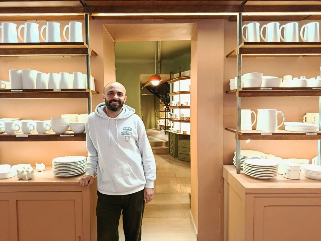 À Aix, Barbotyne réinvente la pause créative : c'est un café-céramique où l’on peint, boisson chaude à la main, dans une ambiance toute douce. Un coffee-atelier pour ralentir et créer (Achraf)