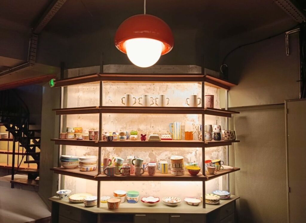 À Aix, Barbotyne réinvente la pause créative : c'est un café-céramique où l’on peint, boisson chaude à la main, dans une ambiance toute douce. Un coffee-atelier pour ralentir et créer (présentoir)