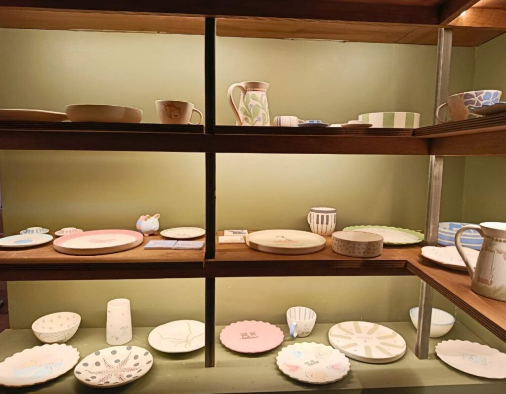 À Aix, Barbotyne réinvente la pause créative : c'est un café-céramique où l’on peint, boisson chaude à la main, dans une ambiance toute douce. Un coffee-atelier pour ralentir et créer (vaisselle 2)