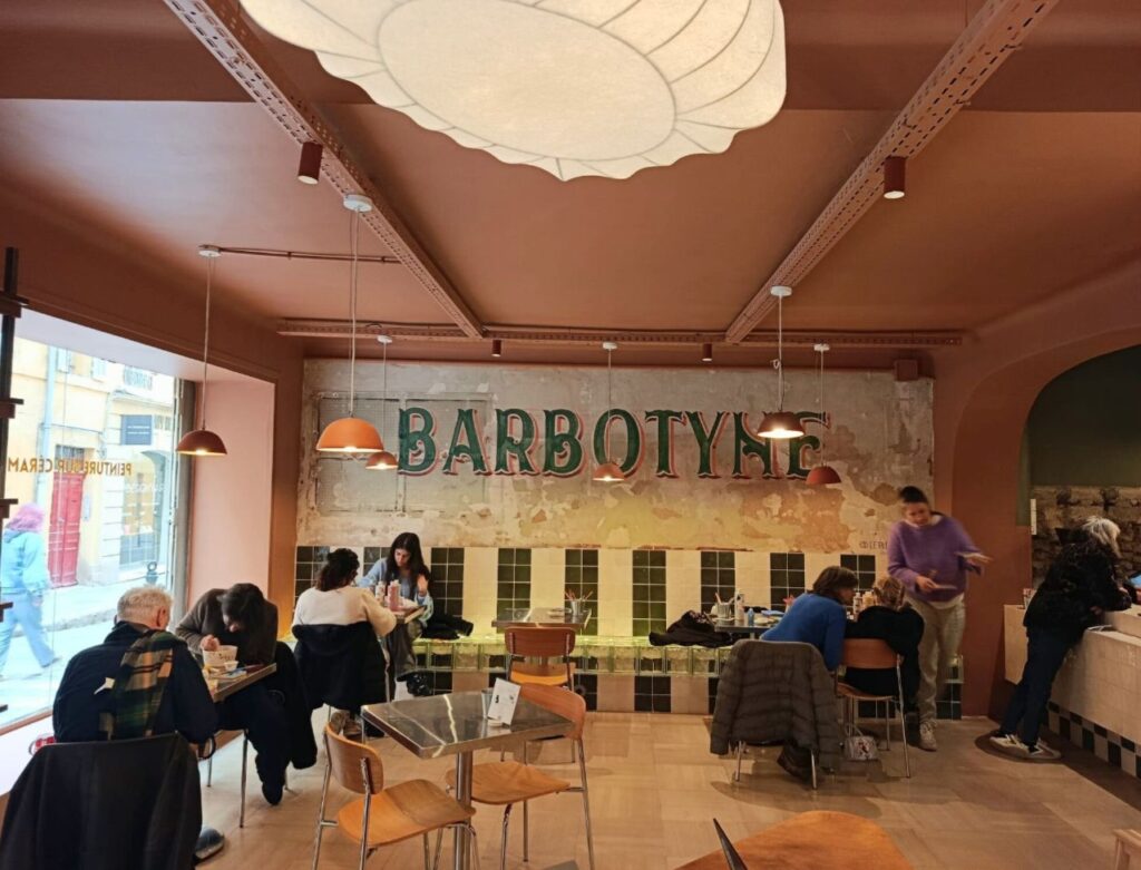 À Aix, Barbotyne réinvente la pause créative : c'est un café-céramique où l’on peint, boisson chaude à la main, dans une ambiance toute douce. Un coffee-atelier pour ralentir et créer (ambiance)