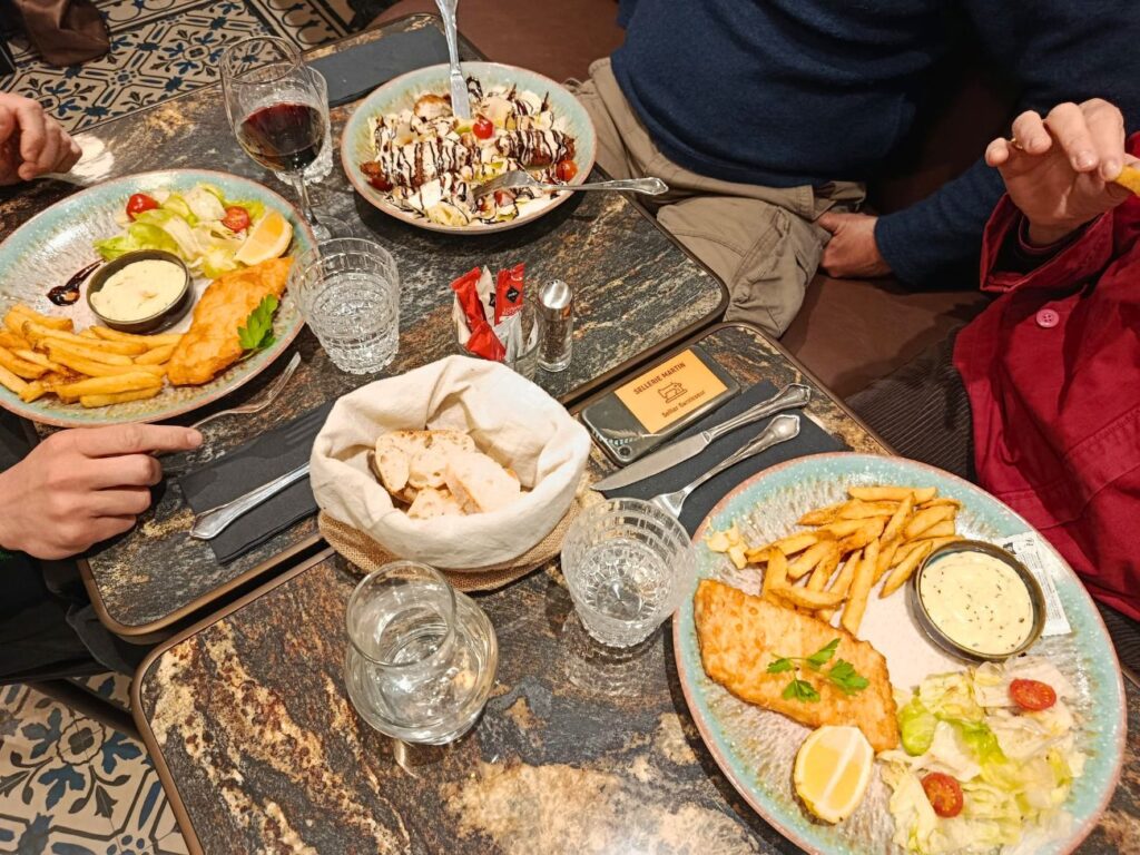 À Aix, La brasserie de quartier Le Gaulois a fait peau neuve : véritable institution, elle offre une terrasse ensoleillée, une déco aux lignes épurées et une cuisine du sud généreuse à souhait (plats)