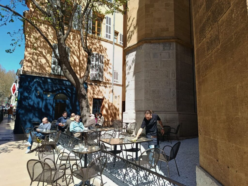 À Aix, La brasserie de quartier Le Gaulois a fait peau neuve : véritable institution, elle offre une terrasse ensoleillée, une déco aux lignes épurées et une cuisine du sud généreuse à souhait (terrasse)