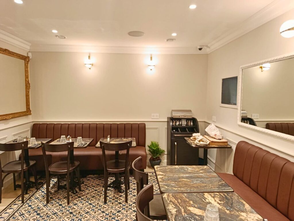 À Aix, La brasserie de quartier Le Gaulois a fait peau neuve : véritable institution, elle offre une terrasse ensoleillée, une déco aux lignes épurées et une cuisine du sud généreuse à souhait (intérieur)