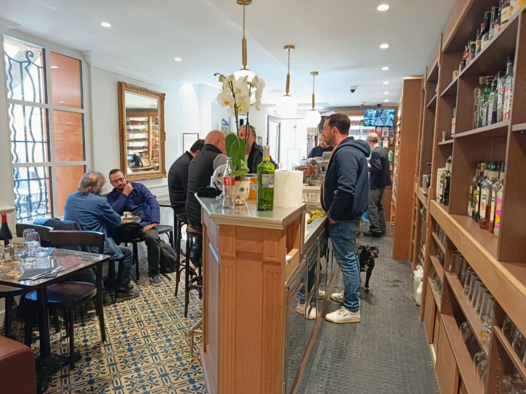 À Aix, La brasserie de quartier Le Gaulois a fait peau neuve : véritable institution, elle offre une terrasse ensoleillée, une déco aux lignes épurées et une cuisine du sud généreuse à souhait (bar)
