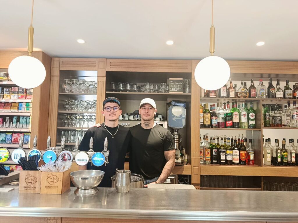 À Aix, La brasserie de quartier Le Gaulois a fait peau neuve : véritable institution, elle offre une terrasse ensoleillée, une déco aux lignes épurées et une cuisine du sud généreuse à souhait (gérants)