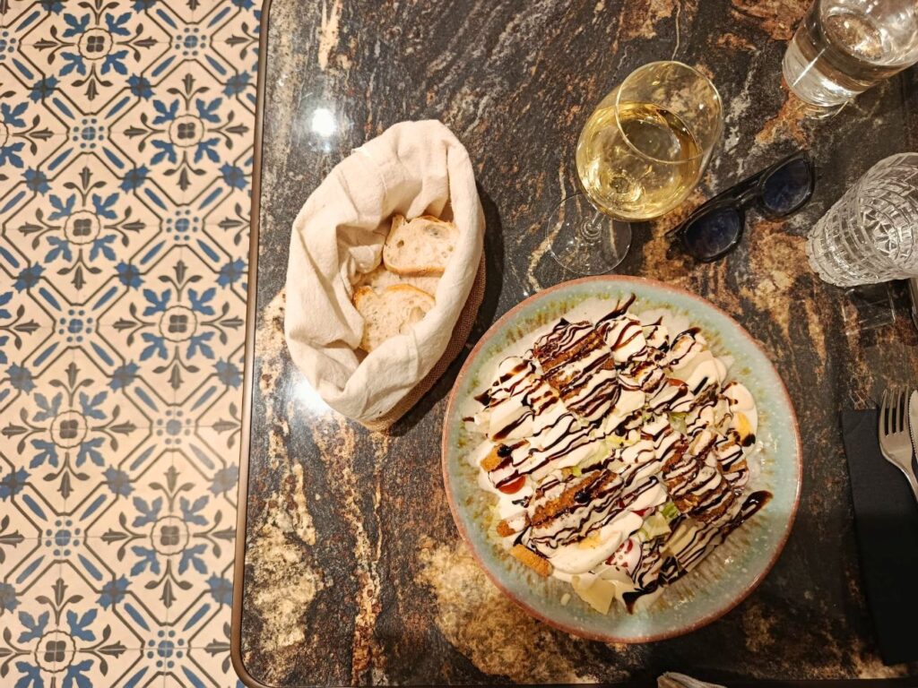 À Aix, La brasserie de quartier Le Gaulois a fait peau neuve : véritable institution, elle offre une terrasse ensoleillée, une déco aux lignes épurées et une cuisine du sud généreuse à souhait (plat du jour)