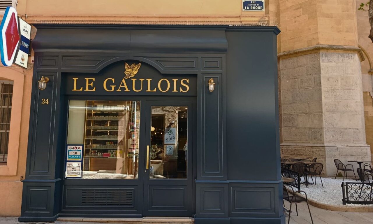 À Aix, La brasserie de quartier Le Gaulois a fait peau neuve : véritable institution, elle offre une terrasse ensoleillée, une déco aux lignes épurées et une cuisine du sud généreuse à souhait (devanture tabac)