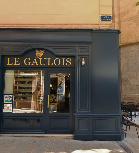 À Aix, La brasserie de quartier Le Gaulois a fait peau neuve : véritable institution, elle offre une terrasse ensoleillée, une déco aux lignes épurées et une cuisine du sud généreuse à souhait (devanture tabac)