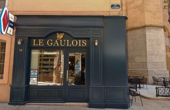 À Aix, La brasserie de quartier Le Gaulois a fait peau neuve : véritable institution, elle offre une terrasse ensoleillée, une déco aux lignes épurées et une cuisine du sud généreuse à souhait (devanture tabac)