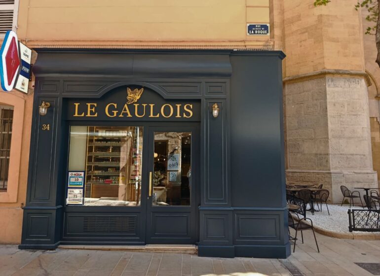 À Aix, La brasserie de quartier Le Gaulois a fait peau neuve : véritable institution, elle offre une terrasse ensoleillée, une déco aux lignes épurées et une cuisine du sud généreuse à souhait (devanture tabac)
