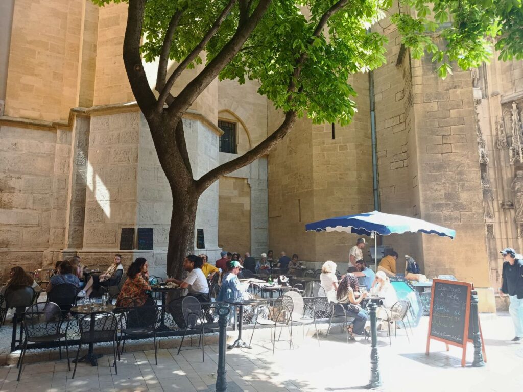 À Aix, La brasserie de quartier Le Gaulois a fait peau neuve : véritable institution, elle offre une terrasse ensoleillée, une déco aux lignes épurées et une cuisine du sud généreuse à souhait (terrasse 2)