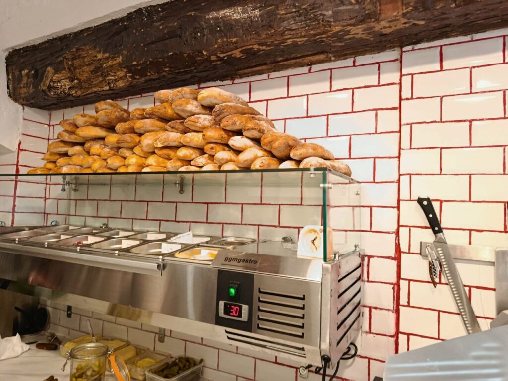 À Aix, cette sandwicherie spécialisée en Jambon-Beurre revisite un classique Français. Produits ultra sourcés, pain croustillant, accueil sur-mesure... Une petite échoppe goûteuse qui fait succomber la ville ! (pain)