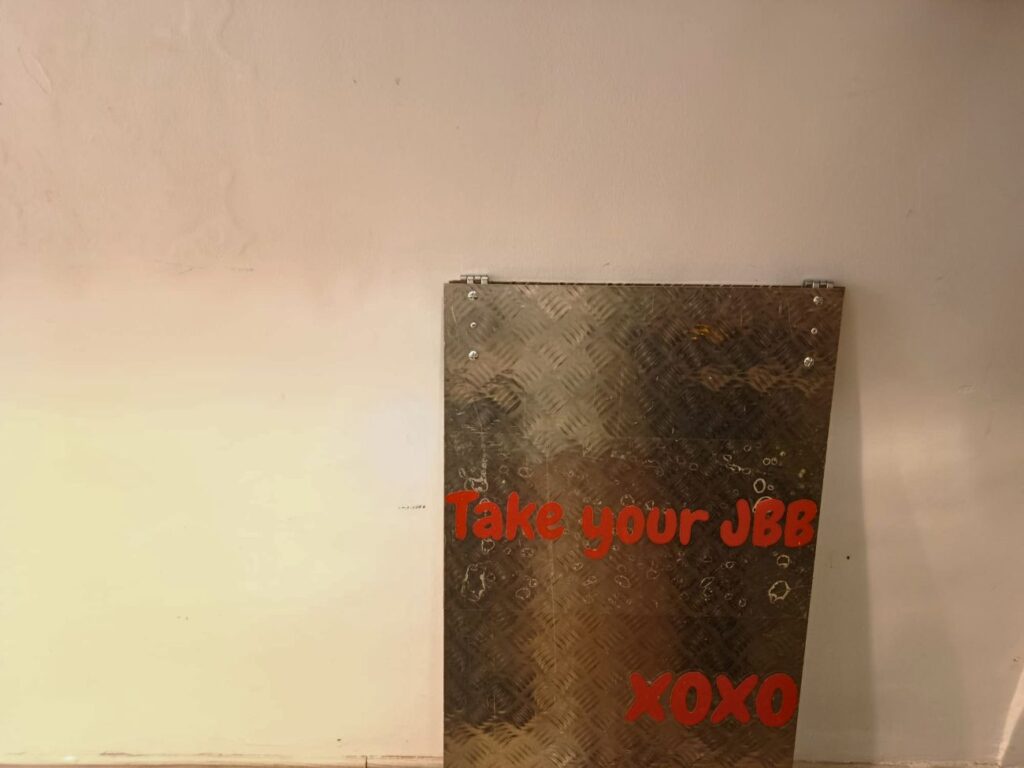 À Aix, cette sandwicherie spécialisée en Jambon-Beurre revisite un classique Français. Produits ultra sourcés, pain croustillant, accueil sur-mesure... Une petite échoppe goûteuse qui fait succomber la ville ! (miroir)