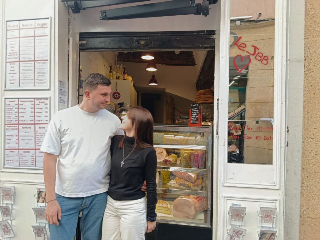 À Aix, cette sandwicherie spécialisée en Jambon-Beurre revisite un classique Français. Produits ultra sourcés, pain croustillant, accueil sur-mesure... Une petite échoppe goûteuse qui fait succomber la ville ! (couple 2)