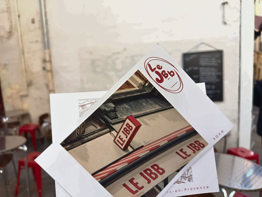À Aix, cette sandwicherie spécialisée en Jambon-Beurre revisite un classique Français. Produits ultra sourcés, pain croustillant, accueil sur-mesure... Une petite échoppe goûteuse qui fait succomber la ville ! (carte)