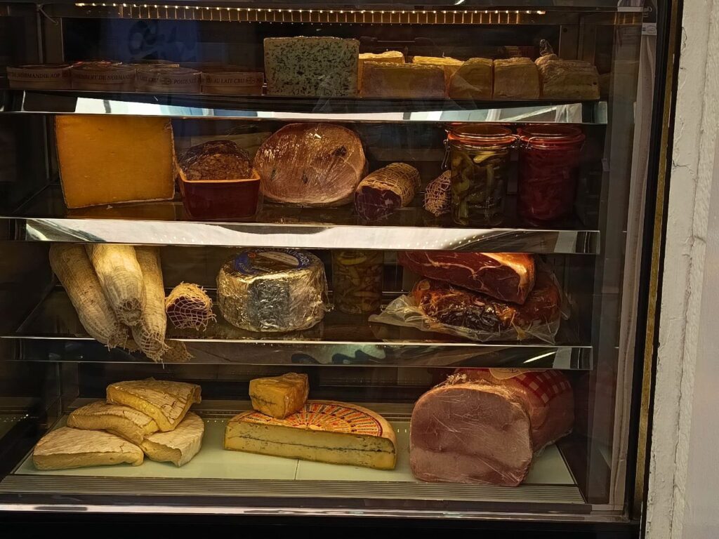 À Aix, cette sandwicherie spécialisée en Jambon-Beurre revisite un classique Français. Produits ultra sourcés, pain croustillant, accueil sur-mesure... Une petite échoppe goûteuse qui fait succomber la ville ! (vitrine)
