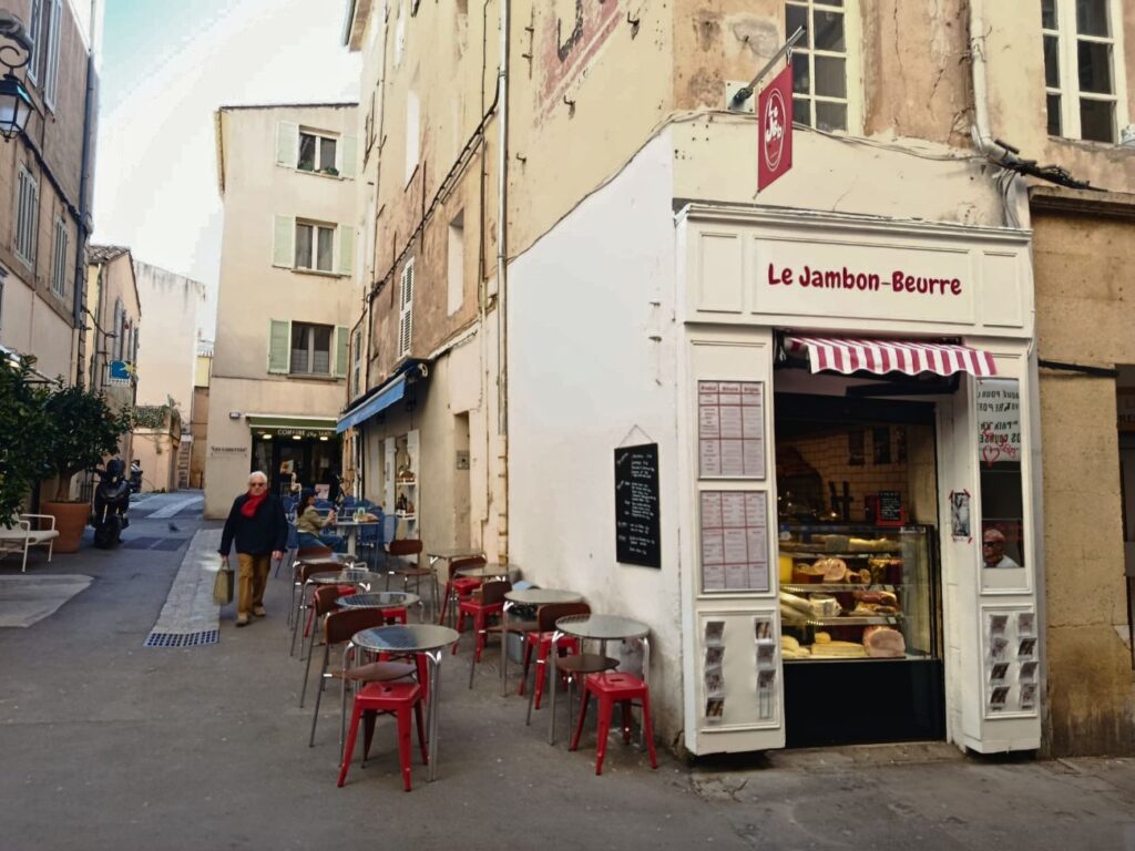 À Aix, cette sandwicherie spécialisée en Jambon-Beurre revisite un classique Français. Produits ultra sourcés, pain croustillant, accueil sur-mesure... Une petite échoppe goûteuse qui fait succomber la ville ! (devanture 2)