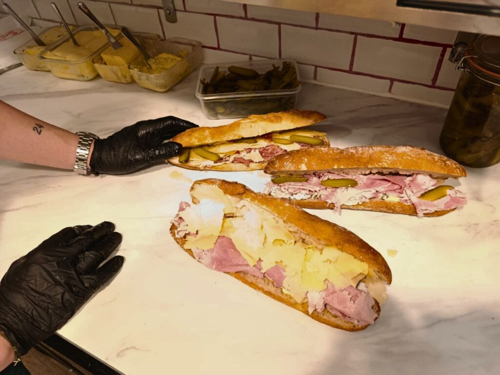 À Aix, cette sandwicherie spécialisée en Jambon-Beurre revisite un classique Français. Produits ultra sourcés, pain croustillant, accueil sur-mesure... Une petite échoppe goûteuse qui fait succomber la ville ! (préparation)