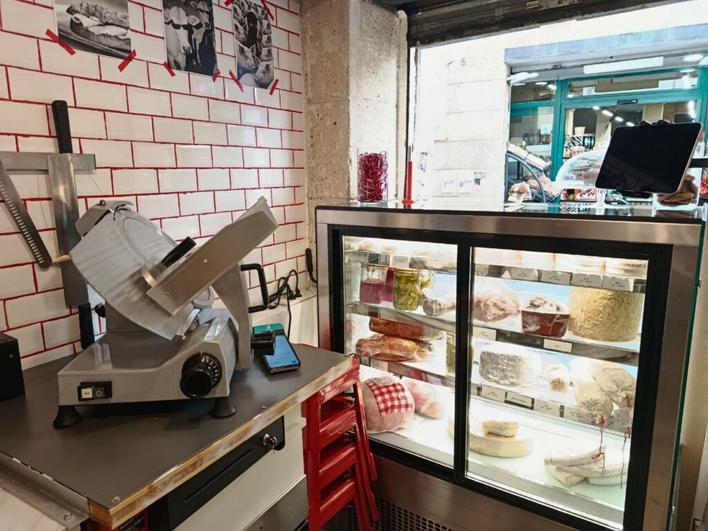 À Aix, cette sandwicherie spécialisée en Jambon-Beurre revisite un classique Français. Produits ultra sourcés, pain croustillant, accueil sur-mesure... Une petite échoppe goûteuse qui fait succomber la ville ! (échoppe)