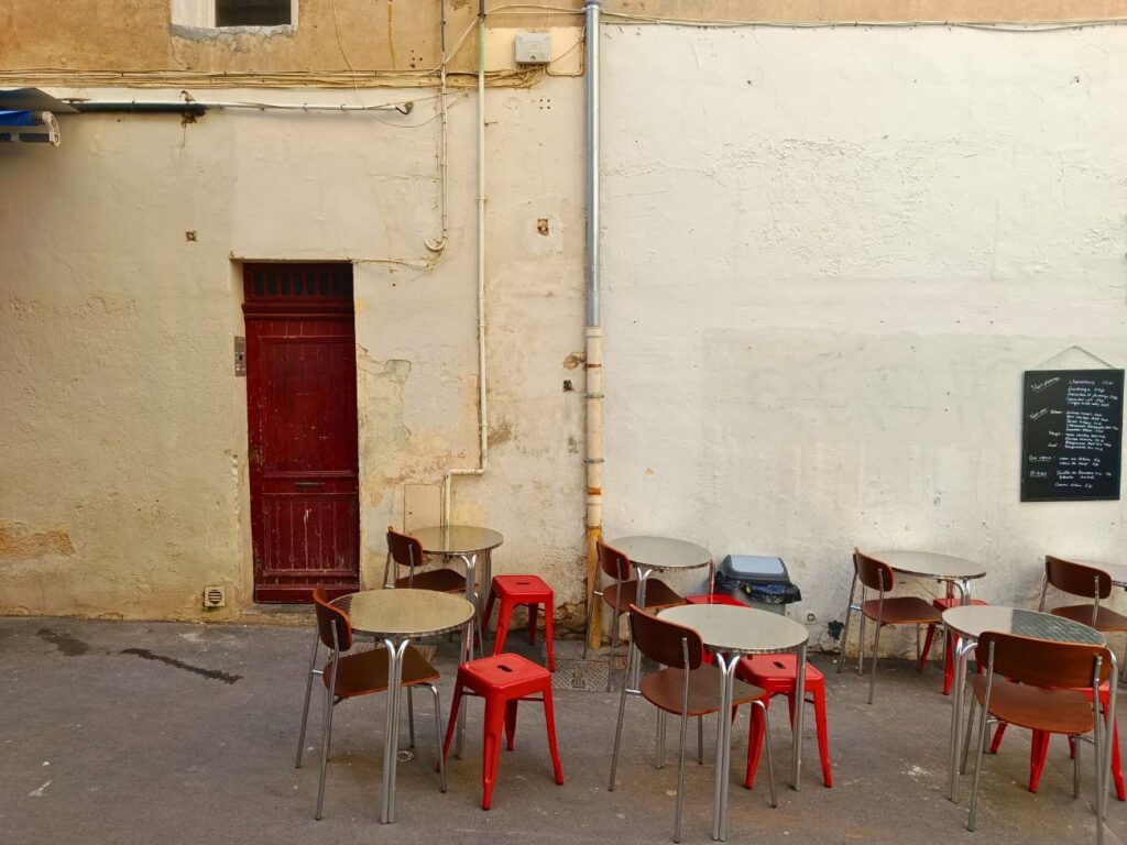 À Aix, cette sandwicherie spécialisée en Jambon-Beurre revisite un classique Français. Produits ultra sourcés, pain croustillant, accueil sur-mesure... Une petite échoppe goûteuse qui fait succomber la ville ! (tables)