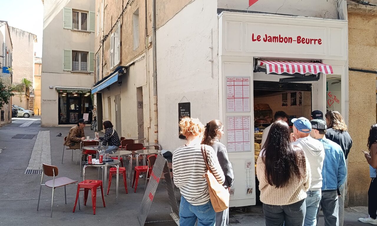 À Aix, cette sandwicherie spécialisée en Jambon-Beurre revisite un classique Français. Produits ultra sourcés, pain croustillant, accueil sur-mesure... Une petite échoppe goûteuse qui fait succomber la ville ! (clients)
