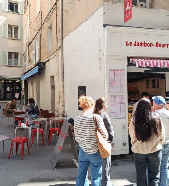À Aix, cette sandwicherie spécialisée en Jambon-Beurre revisite un classique Français. Produits ultra sourcés, pain croustillant, accueil sur-mesure... Une petite échoppe goûteuse qui fait succomber la ville ! (clients)