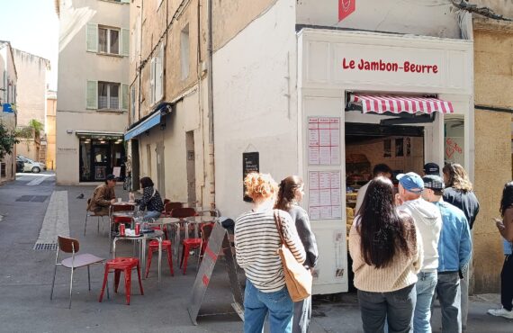 À Aix, cette sandwicherie spécialisée en Jambon-Beurre revisite un classique Français. Produits ultra sourcés, pain croustillant, accueil sur-mesure... Une petite échoppe goûteuse qui fait succomber la ville ! (clients)