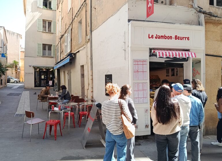 À Aix, cette sandwicherie spécialisée en Jambon-Beurre revisite un classique Français. Produits ultra sourcés, pain croustillant, accueil sur-mesure... Une petite échoppe goûteuse qui fait succomber la ville ! (clients)