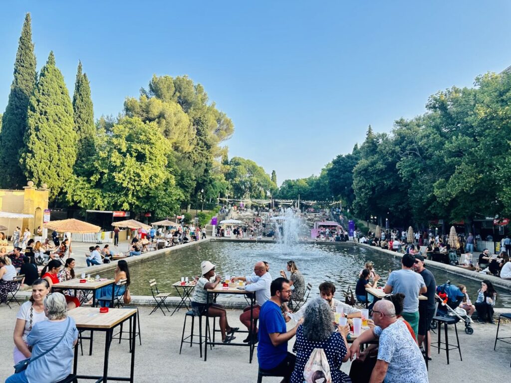 Le Street Food Festival revient au Parc Jourdan à Aix-en-Provence après le succès de sa première édition. Pendant trois soirées, chefs, food trucks, producteurs locaux et DJ sets transforment le parc en grand village gourmand et festif à ciel ouvert. (vue d'ensemble)