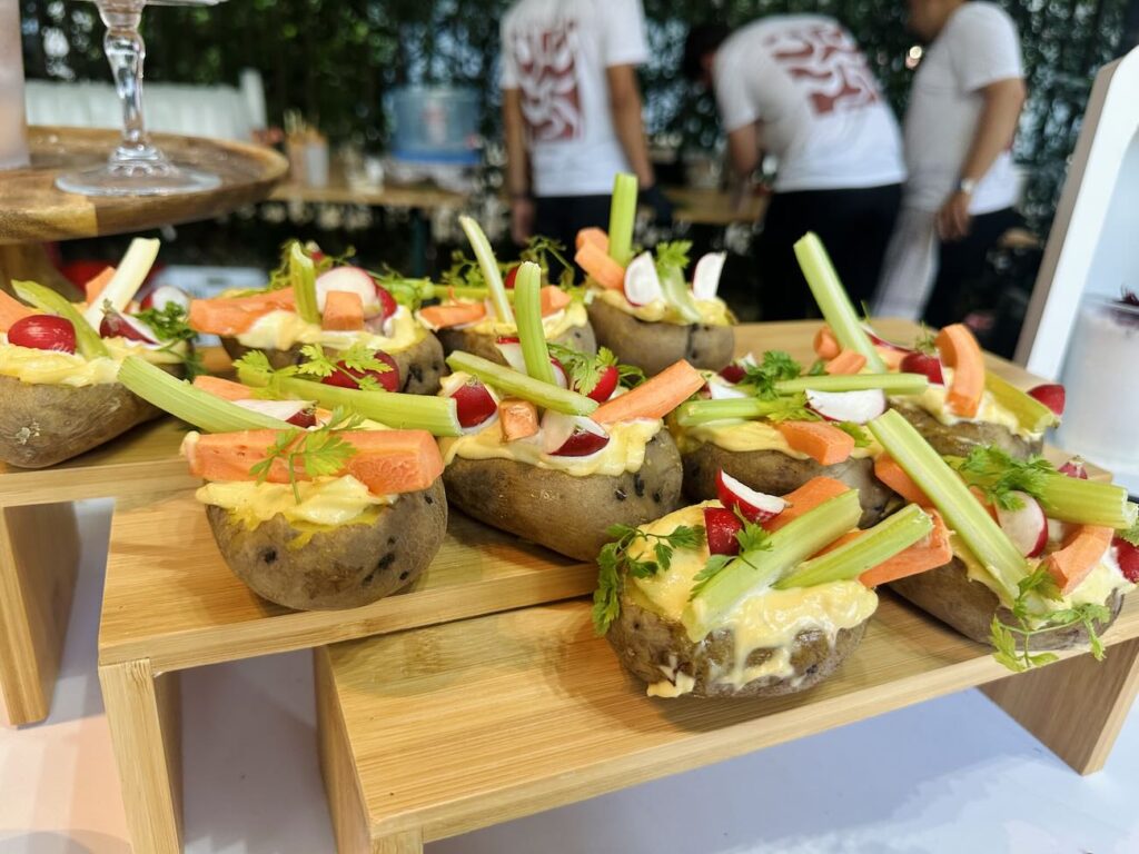 Le Street Food Festival revient au Parc Jourdan à Aix-en-Provence après le succès de sa première édition. Pendant trois soirées, chefs, food trucks, producteurs locaux et DJ sets transforment le parc en grand village gourmand et festif à ciel ouvert (anchoïade)