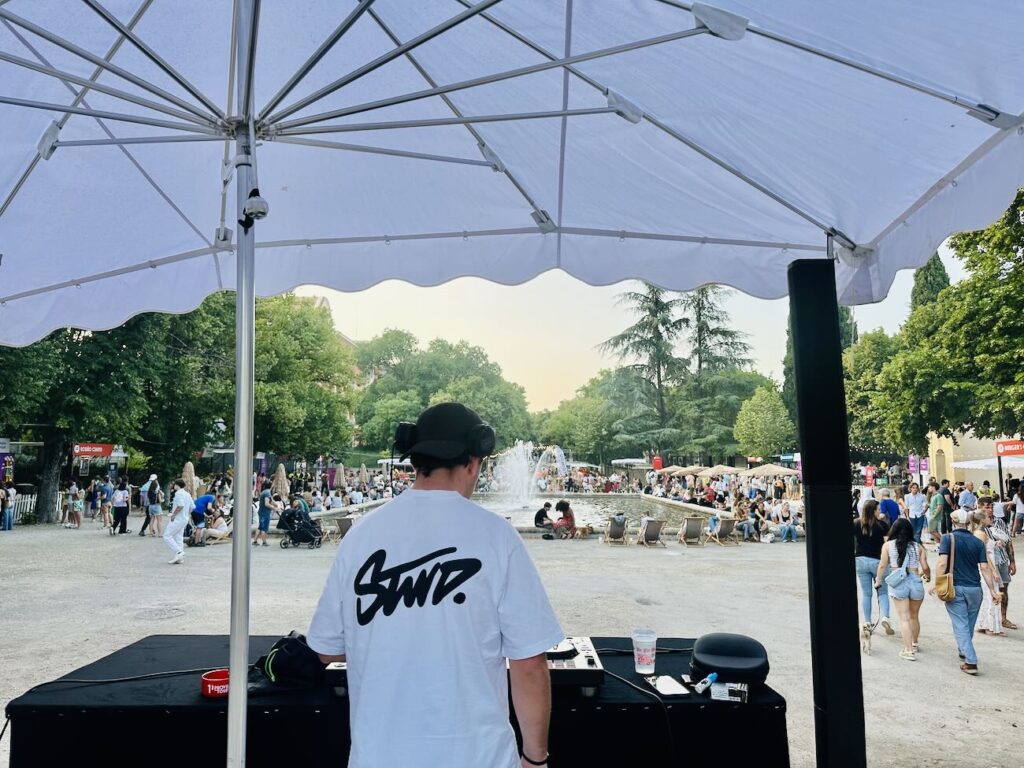 Le Street Food Festival revient au Parc Jourdan à Aix-en-Provence après le succès de sa première édition. Pendant trois soirées, chefs, food trucks, producteurs locaux et DJ sets transforment le parc en grand village gourmand et festif à ciel ouver( (musique)