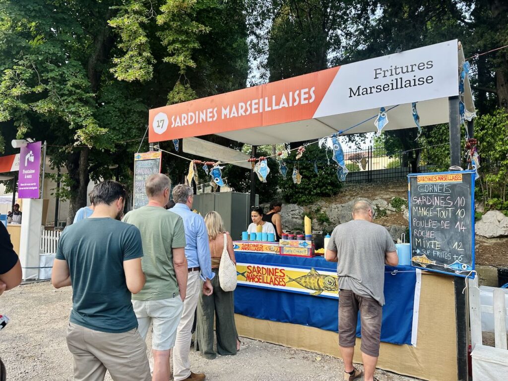 Le Street Food Festival revient au Parc Jourdan à Aix-en-Provence après le succès de sa première édition. Pendant trois soirées, chefs, food trucks, producteurs locaux et DJ sets transforment le parc en grand village gourmand et festif à ciel ouvert (sardines)